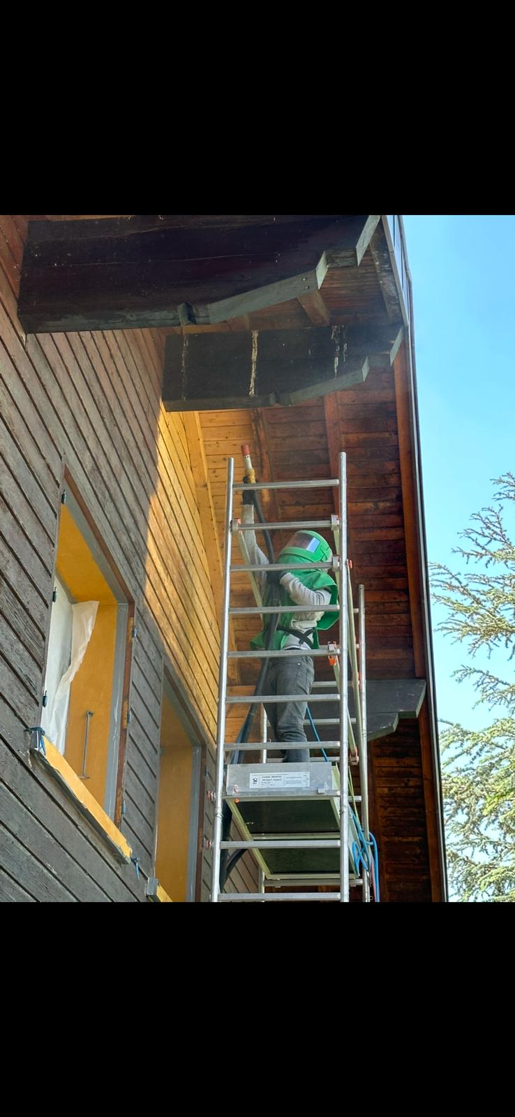 Finition lasure après aérogommage chalet bois