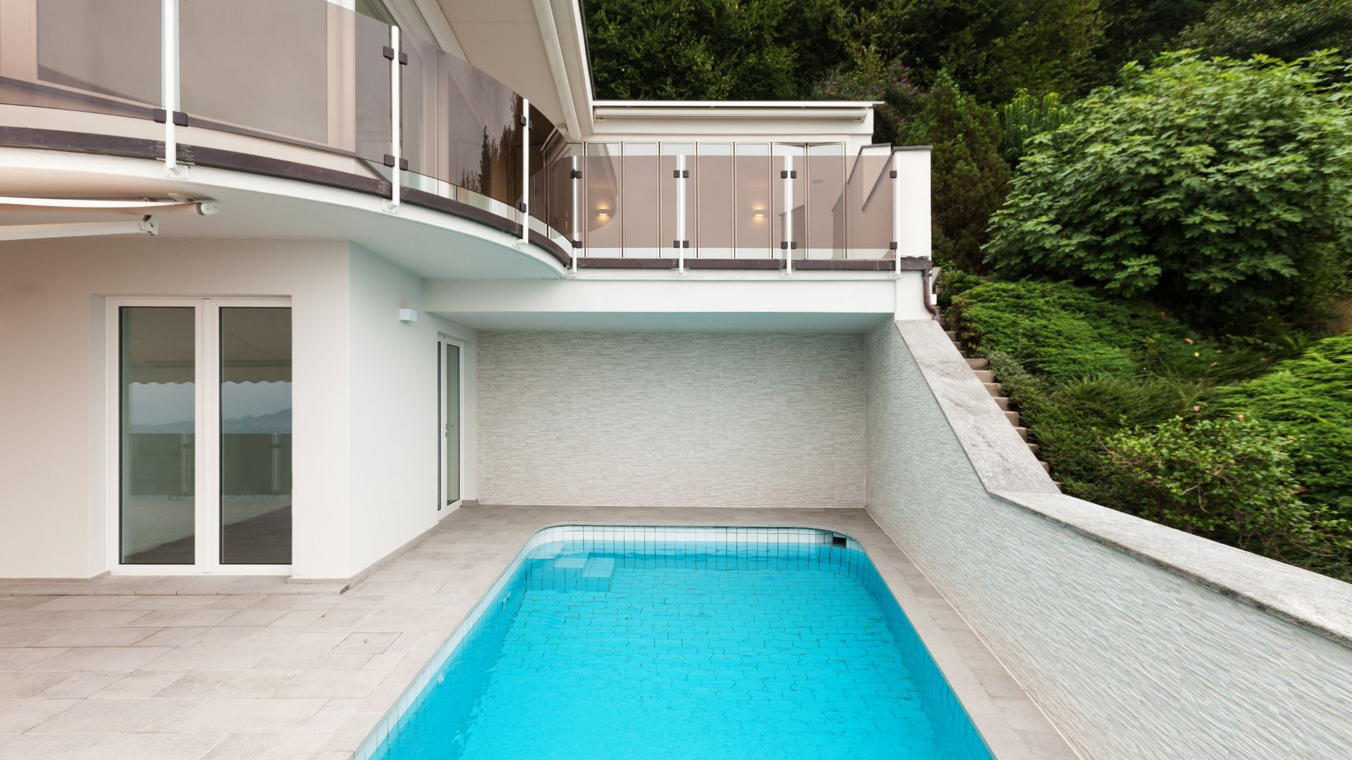 Décapage terrasse de piscine par aérogommage